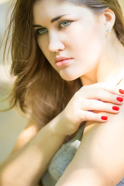 自然茶色の長い髪と美しい若い女性の肖像画 — ストック写真