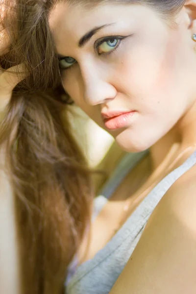 Portrait of a beautiful young woman with brown long hair on nature — Stock Photo, Image