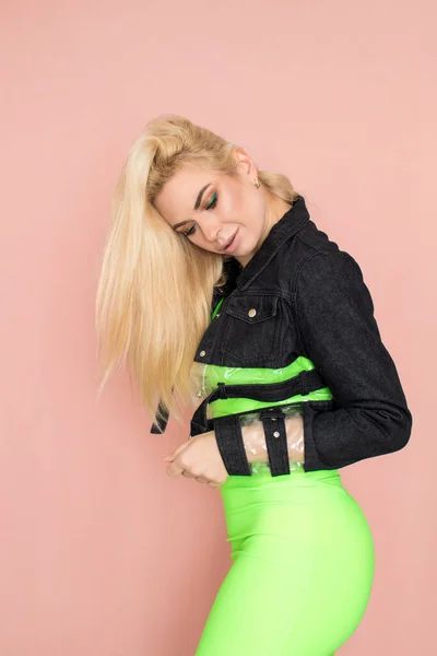 Stylish Caucasian Adult Blonde Woman Wears Fashionable Jeans Jacket Green —  Fotos de Stock