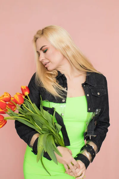 Young Elegant Woman Trendy Jeans Jacket Blonde Hair Green Dress — Stock fotografie