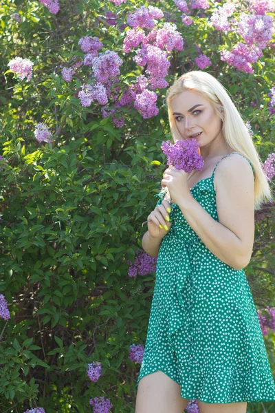 Fashionable Girl Model Lilac Bush Spring Flowers Beautiful Blonde Woman — Stok fotoğraf