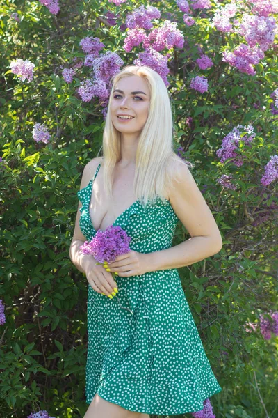 Fashionable Girl Model Lilac Bush Spring Flowers Beautiful Blonde Woman — Foto Stock