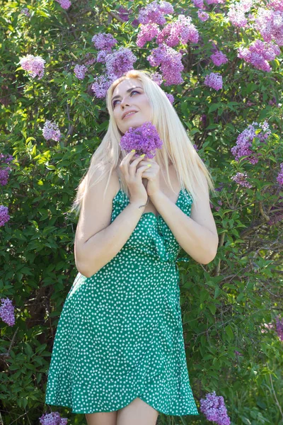 Модна Дівчина Модель Біля Бузкового Куща Весняні Квіти Красива Блондинка — стокове фото