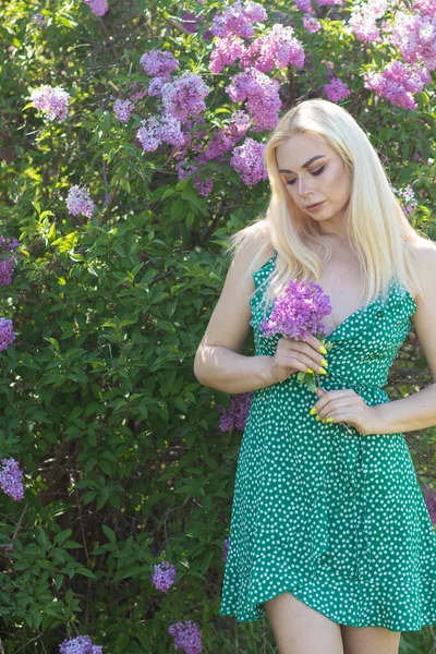 Fashionable Girl Model Lilac Bush Spring Flowers Beautiful Blonde Woman — Fotografia de Stock