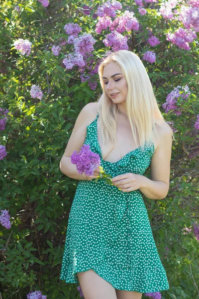 Fashionable Girl Model Lilac Bush Spring Flowers Beautiful Blonde Woman — Stok fotoğraf