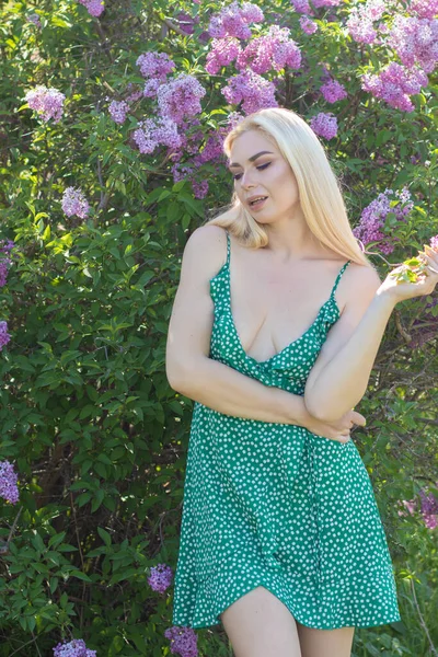 Fashionable Girl Model Lilac Bush Spring Flowers Beautiful Blonde Woman — Foto Stock