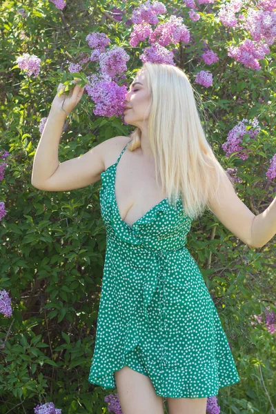 Fashionable Girl Model Lilac Bush Spring Flowers Beautiful Blonde Woman — ストック写真