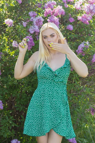 Fashionable Girl Model Lilac Bush Spring Flowers Beautiful Blonde Woman — Zdjęcie stockowe