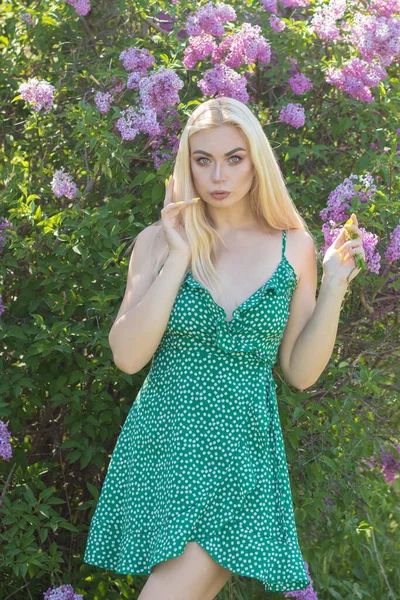 Fashionable Girl Model Lilac Bush Spring Flowers Beautiful Blonde Woman — Fotografia de Stock