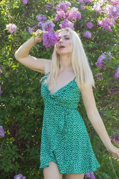 Fashionable Girl Model Lilac Bush Spring Flowers Beautiful Blonde Woman —  Fotos de Stock