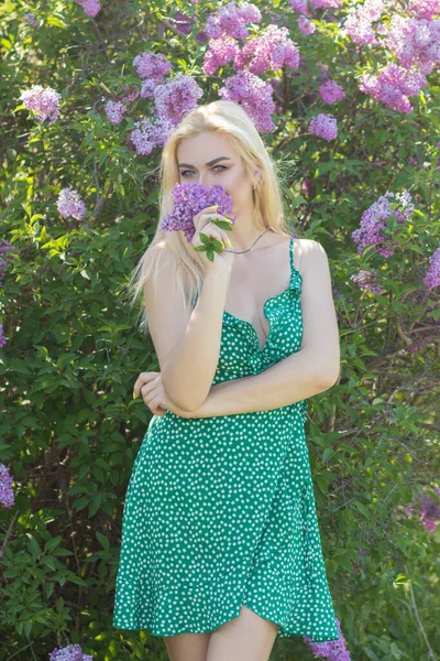 Fashionable Girl Model Lilac Bush Spring Flowers Beautiful Blonde Woman — 스톡 사진