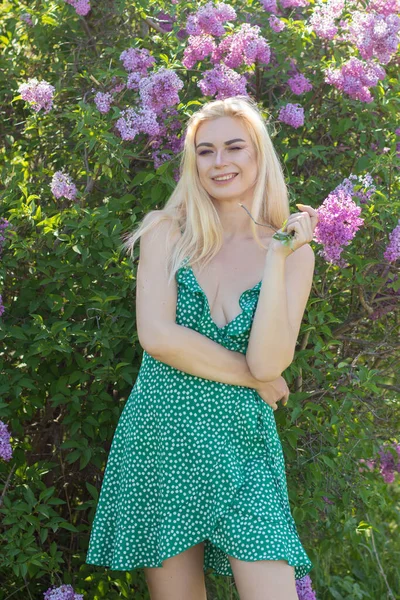 Fashionable Girl Model Lilac Bush Spring Flowers Beautiful Blonde Woman — ストック写真