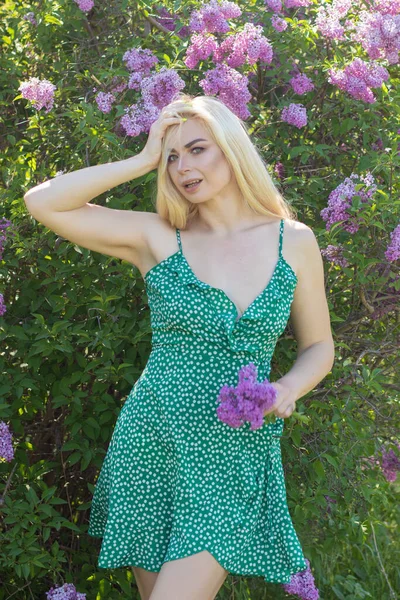 Fashionable Girl Model Lilac Bush Spring Flowers Beautiful Blonde Woman — Stok fotoğraf