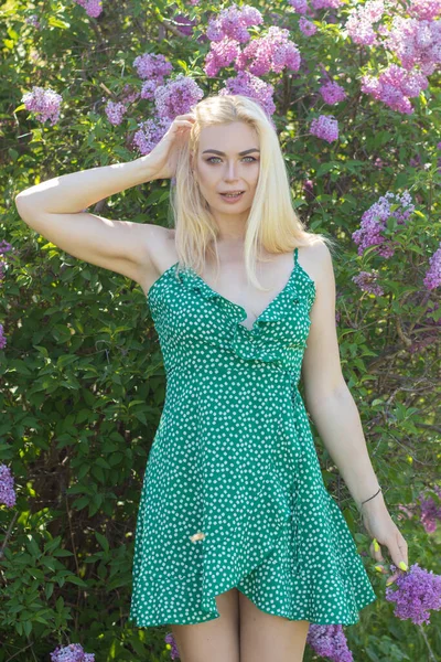 Fashionable Girl Model Lilac Bush Spring Flowers Beautiful Blonde Woman — 스톡 사진