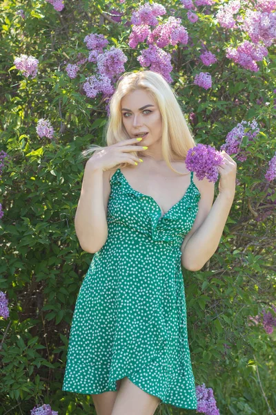Fashionable Girl Model Lilac Bush Spring Flowers Beautiful Blonde Woman — Foto de Stock