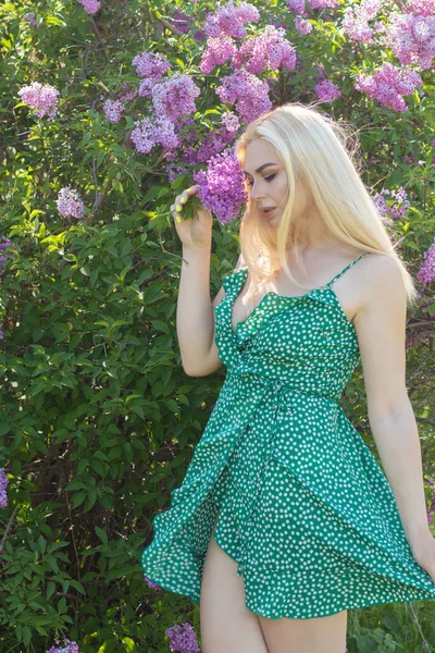 Fashionable Girl Model Lilac Bush Spring Flowers Beautiful Blonde Woman — Foto Stock