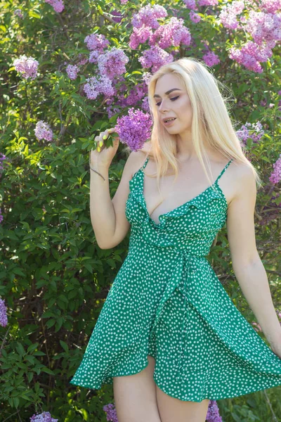 Fashionable Girl Model Lilac Bush Spring Flowers Beautiful Blonde Woman — Stockfoto