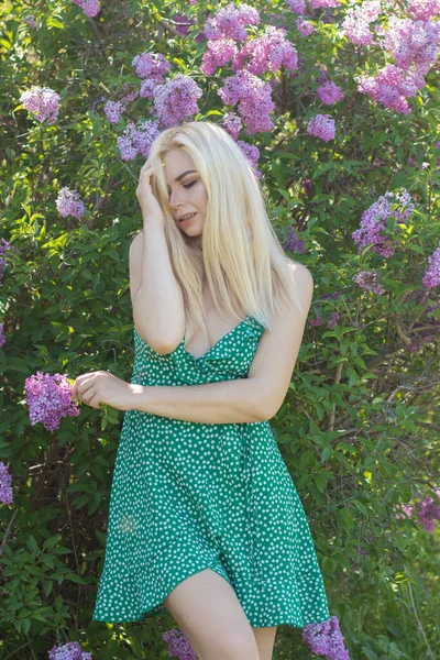 Fashionable Girl Model Lilac Bush Spring Flowers Beautiful Blonde Woman — Stock fotografie