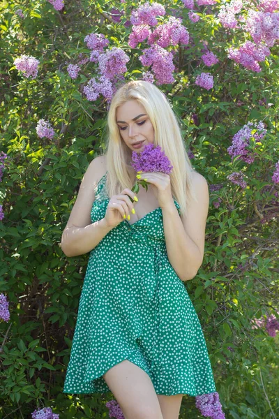 Fashionable Girl Model Lilac Bush Spring Flowers Beautiful Blonde Woman — Photo