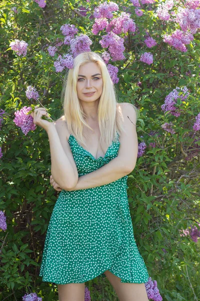 Fashionable Girl Model Lilac Bush Spring Flowers Beautiful Blonde Woman — Stok fotoğraf