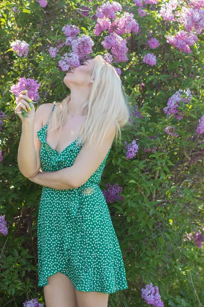 Fashionable Girl Model Lilac Bush Spring Flowers Beautiful Blonde Woman —  Fotos de Stock