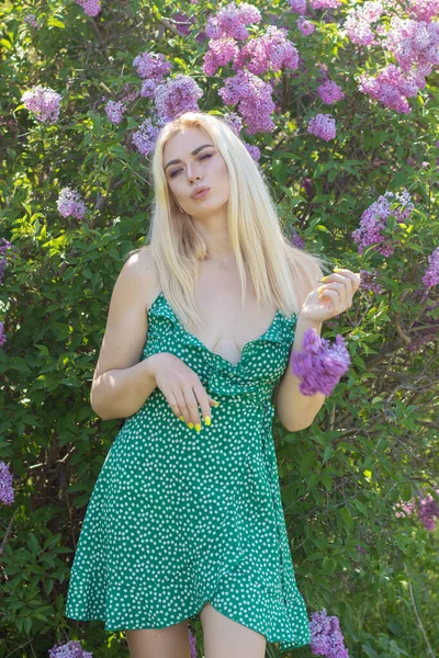 Fashionable Girl Model Lilac Bush Spring Flowers Beautiful Blonde Woman — Photo