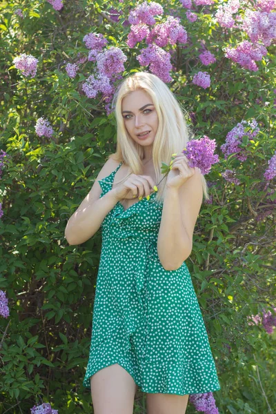 Fashionable Girl Model Lilac Bush Spring Flowers Beautiful Blonde Woman — Stock fotografie