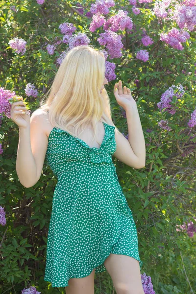 Fashionable Girl Model Lilac Bush Spring Flowers Beautiful Blonde Woman — Fotografia de Stock