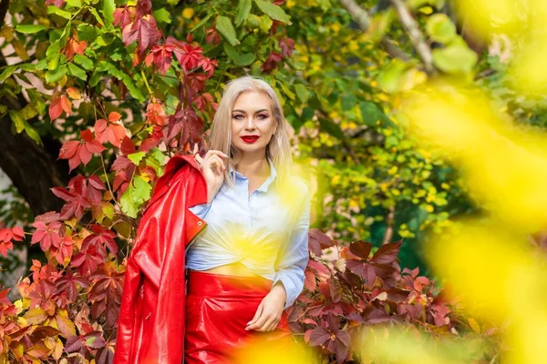 Schöne Stylische Frau Blauem Hemd Rotem Rock Und Lederjacke Steht — Stockfoto