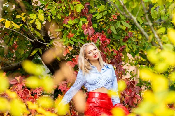 Belle Femme Élégante Chemise Bleue Jupe Rouge Veste Cuir Debout — Photo