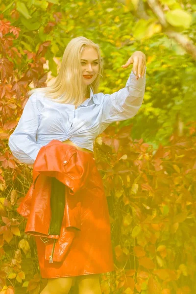 Hermosa Mujer Con Estilo Camisa Azul Falda Roja Chaqueta Cuero — Foto de Stock