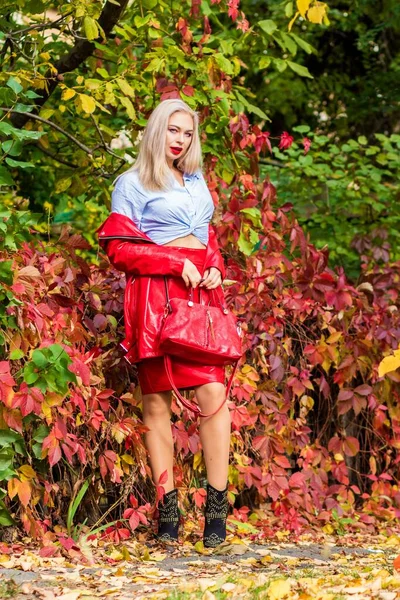 Hermosa Mujer Con Estilo Camisa Azul Falda Roja Chaqueta Cuero — Foto de Stock