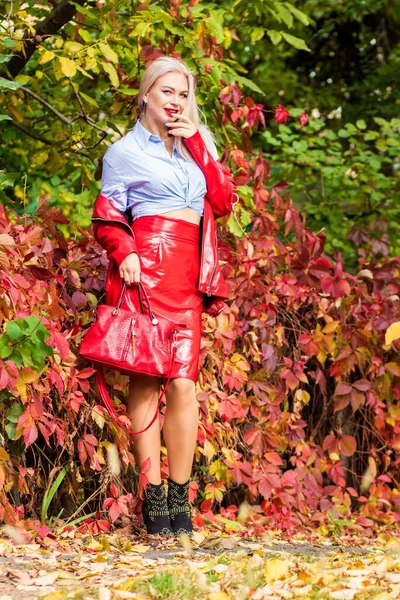 Mooie Stijlvolle Vrouw Blauw Shirt Rode Rok Leren Jas Staand — Stockfoto