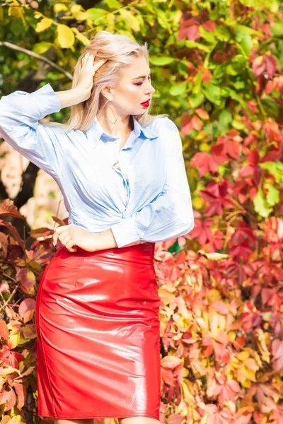 Όμορφη Κομψή Γυναίκα Μπλε Πουκάμισο Κόκκινη Φούστα Και Δερμάτινο Μπουφάν — Φωτογραφία Αρχείου