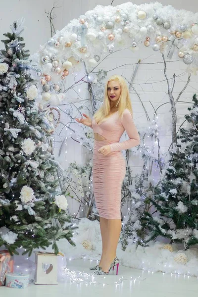 迷人的金发女人穿着米色性感的衣服 圣诞及新年照片 — 图库照片