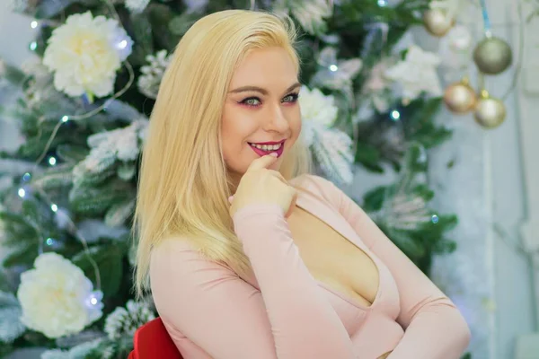 Charmante Blonde Frau Beige Sexy Kleid Sitzt Auf Rotem Stuhl — Stockfoto