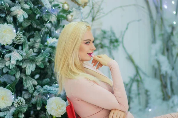 Charmante Blonde Vrouw Beige Sexy Jurk Zittend Rode Stoel Achtergrond — Stockfoto