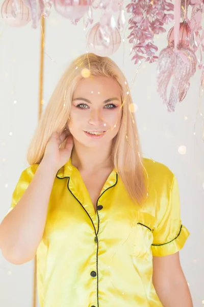 Blond Vrouw Geel Pyjama Kerst Decor Bed — Stockfoto