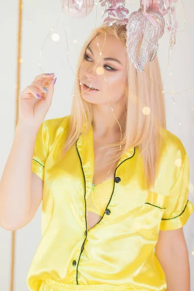 Blondynka Kobieta Żółtych Piżamach Boże Narodzenie Wystrój Łóżko — Zdjęcie stockowe