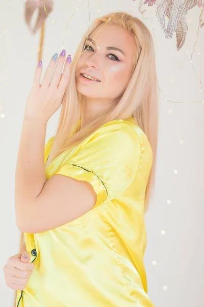 Blondynka Kobieta Żółtych Piżamach Boże Narodzenie Wystrój Łóżko — Zdjęcie stockowe