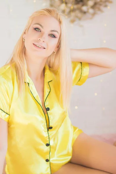Mulher Loira Pijama Amarela Cama Decoração Natal — Fotografia de Stock