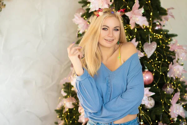 Mooie Blonde Vrouw Kerstachtergrond Schoonheid Bij Kerstboom Portret Van Een — Stockfoto