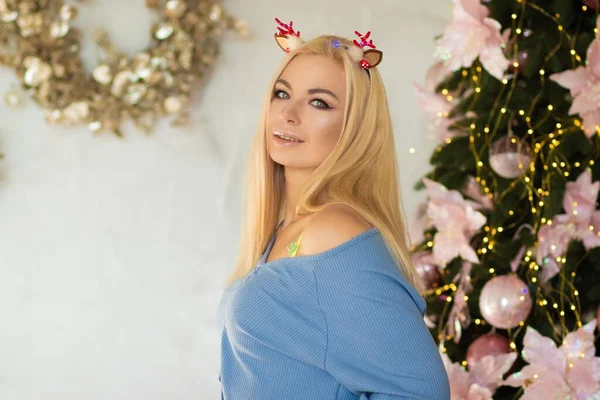 Gyönyörű Szőke Karácsonyi Háttérrel Szépség Karácsonyfa Közelében Vonzó Portréja — Stock Fotó