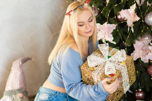 Schöne Blonde Frau Auf Weihnachtlichem Hintergrund Schönheit Der Nähe Von — Stockfoto