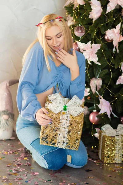 Hermosa Mujer Rubia Sobre Fondo Navideño Belleza Cerca Del Árbol — Foto de Stock