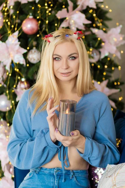 Mooie Blonde Vrouw Kerstachtergrond Schoonheid Bij Kerstboom Portret Van Een — Stockfoto