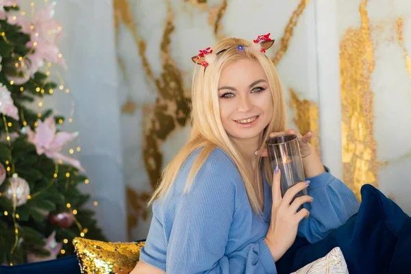 Mooie Blonde Vrouw Kerstachtergrond Schoonheid Bij Kerstboom Portret Van Een — Stockfoto