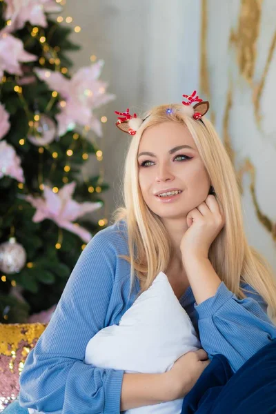 Schöne Blonde Frau Auf Weihnachtlichem Hintergrund Schönheit Der Nähe Von — Stockfoto