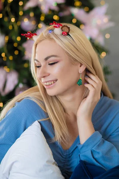 Schöne Blonde Frau Auf Weihnachtlichem Hintergrund Schönheit Der Nähe Von — Stockfoto