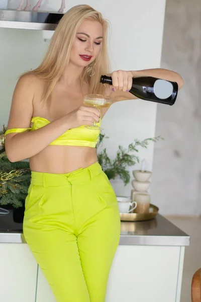 Glückliche Junge Blonde Frau Mit Champagner Auf Der Weihnachtsküche — Stockfoto